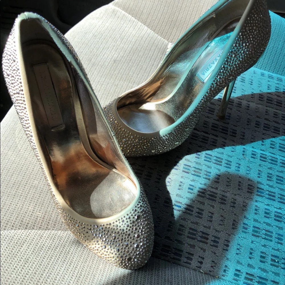 BcbgMaxAzria heels worn once super cute and SHINY!
